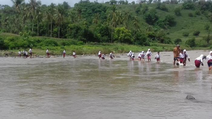 Hebat.!! Menaklukkan Sungai Demi Menuntut Ilmu Hebat.!! Menaklukkan Sungai Demi Menuntut Ilmu