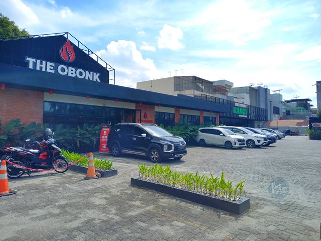 Parkiran The Obonk Steaks Medan